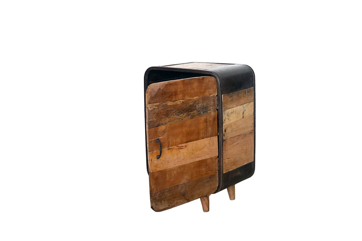 Dettaglio della credenza industrial in legno naturale riciclato

