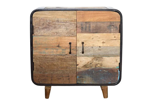 Dettaglio della credenza vintage in legno riciclato color naturale con angoli arrotondati