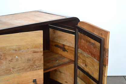 Credenza vintage in legno riciclato color naturale con struttura in ferro battuto, dettaglio del mobile