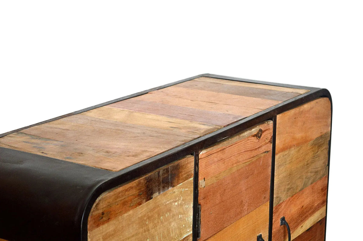 Credenza industrial vintage in ferro e legno massiccio, dettaglio della struttura