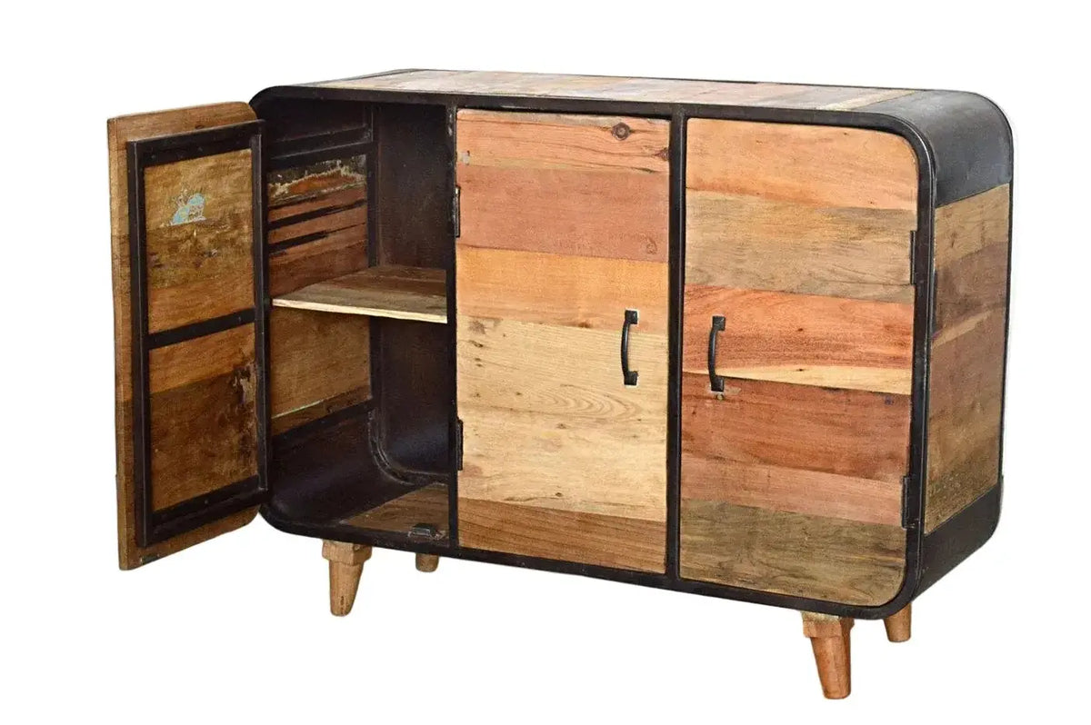 Credenza vintage industrial in ferro e legno massiccio, dettaglio delle ante