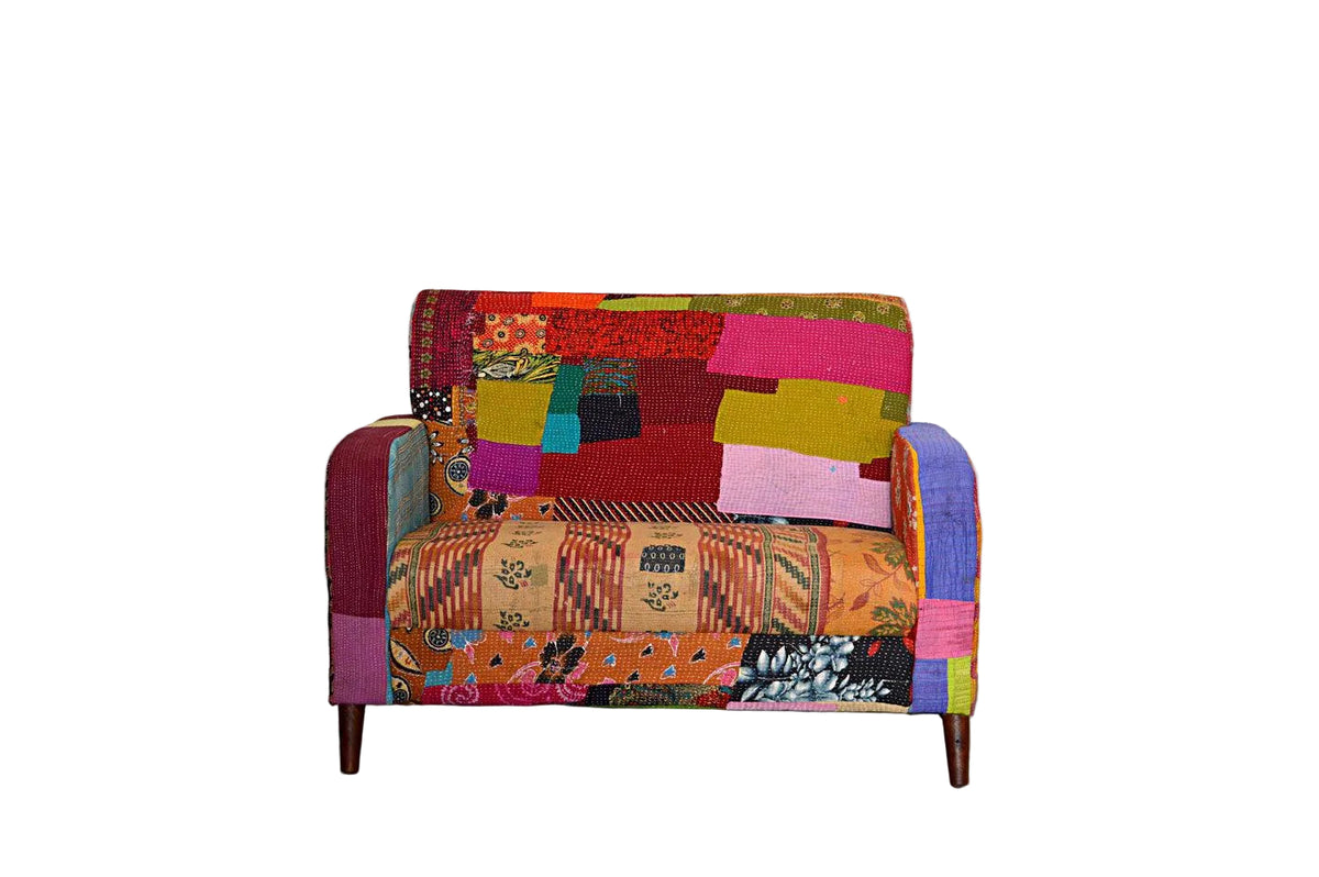 Divano vintage etnico a 2 posti in stoffa riciclata e cotone, con struttura in legno massiccio.