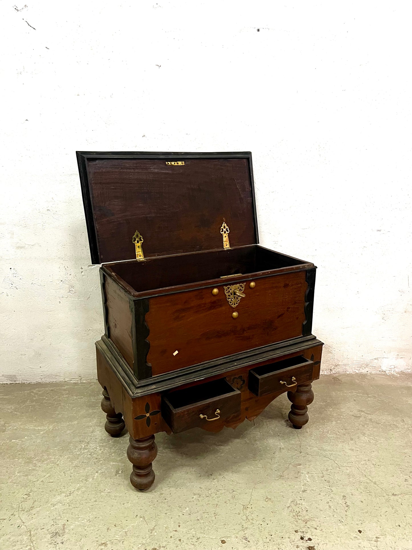 Baule coloniale intarsiato ebano e teak, coperchio aperto