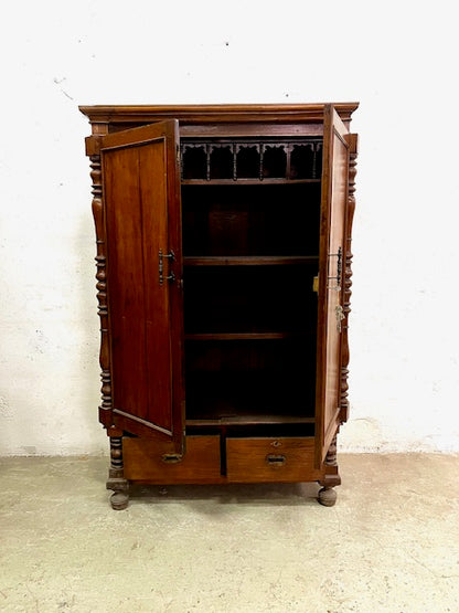Armadio coloniale in teak con vano segreto, ambientazione camera
