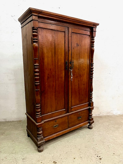 Armadio coloniale in legno di teak con vano segreto, stile esotico artigianale
