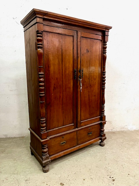 Armadio coloniale in legno di teak con vano segreto, stile esotico artigianale
