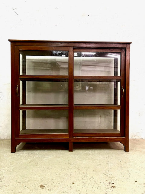 Dettaglio finitura teak di Ceylon, vetrina espositore coloniale