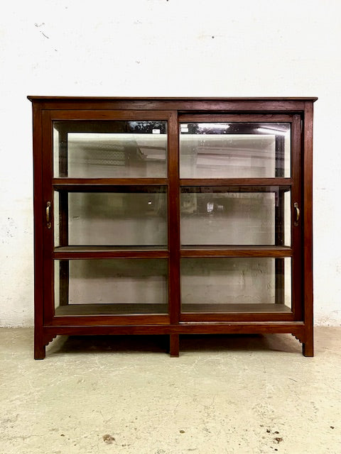 Vetrina espositore coloniale in teak, ante chiuse