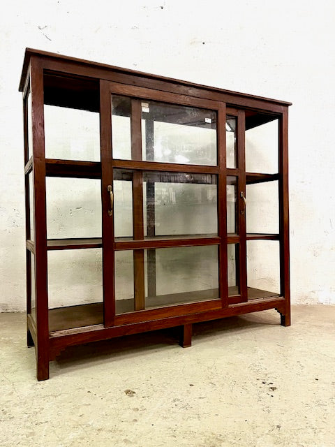 Vetrina espositore coloniale in teak, ante aperte