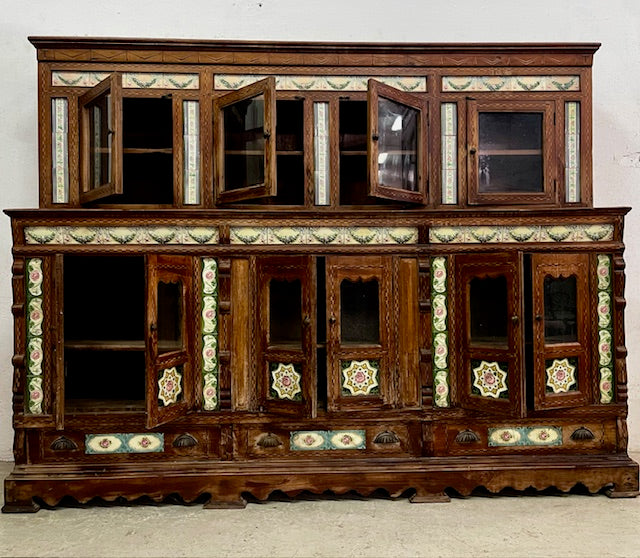 Vetrina originale epoca coloniale in legno di teak con ceramiche