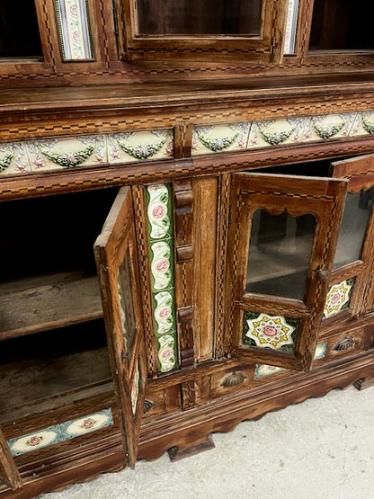 Interno vetrina coloniale in teak con ripiani