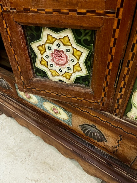 Inserti ceramica artigianale su vetrina coloniale in teak di Ceylon