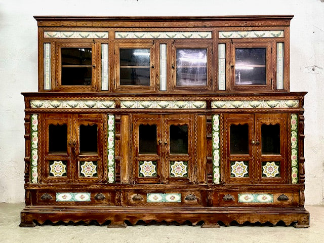 Vetrina coloniale d'epoca in teak di Ceylon con inserti in ceramica, vista frontale