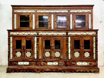 Vetrina coloniale d'epoca in teak di Ceylon con inserti in ceramica, vista frontale