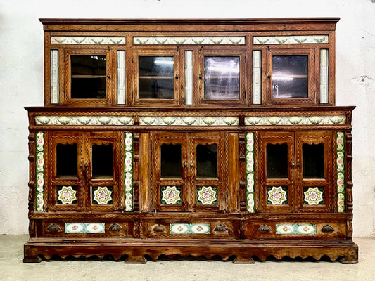 Vetrina coloniale d'epoca in teak di Ceylon con inserti in ceramica, vista frontale