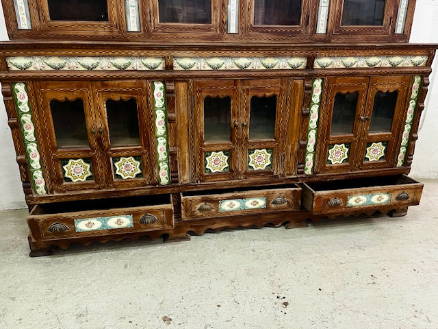 Vetrina coloniale in teak con ceramiche, dettaglio ante
