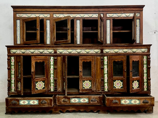 Vetrina originale epoca coloniale in legno di teak con ceramiche