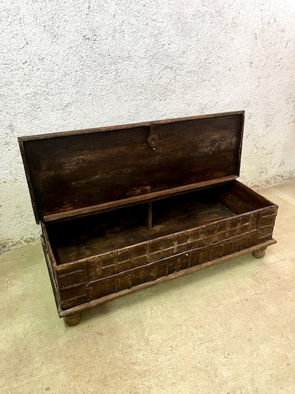 Baule indiano in legno massiccio con borchie in ferro
