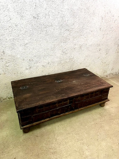 Baule indiano in legno massiccio con borchie in ferro