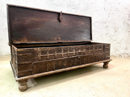 Baule indiano in legno massiccio con borchie in ferro