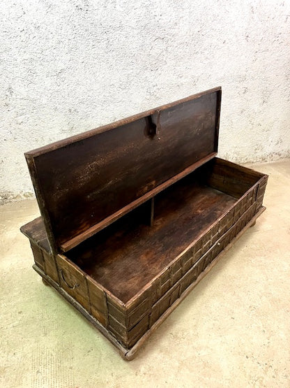 Baule indiano in legno massiccio con borchie in ferro