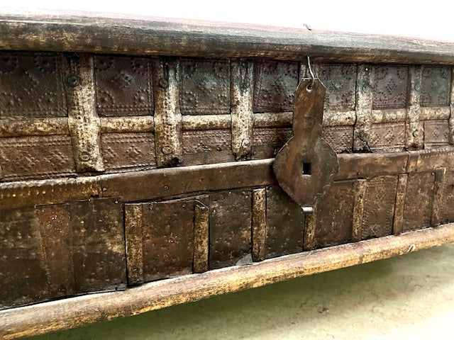 Baule indiano in legno massiccio con borchie in ferro