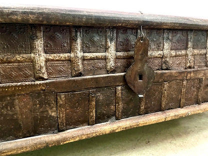 Baule indiano in legno massiccio con borchie in ferro