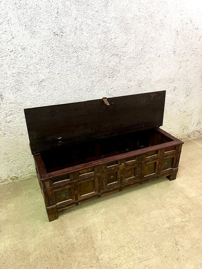 Baule indiano d'epoca in Teak con borchie in ferro