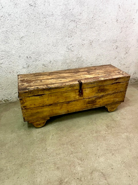 Baule vintage indiano con ruote shabby originale