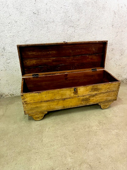 Baule vintage indiano con ruote shabby originale