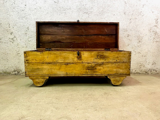 Baule vintage indiano con ruote shabby originale