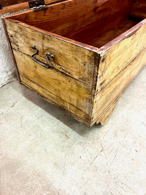 Baule vintage indiano con ruote shabby originale