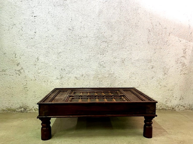 Tavolino etnico indiano con cristallo vecchia porta legno ferro ottone