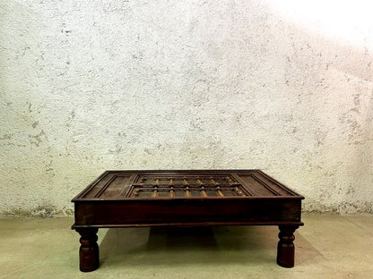 Tavolino etnico indiano con cristallo vecchia porta legno ferro ottone