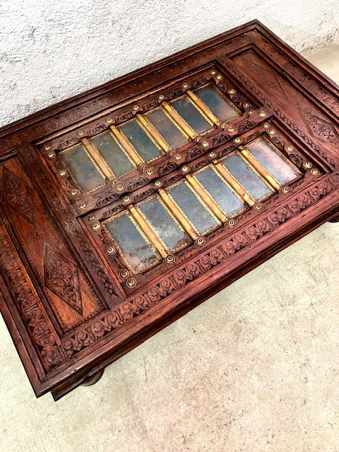 Tavolino etnico indiano con cristallo vecchia porta legno ferro ottone