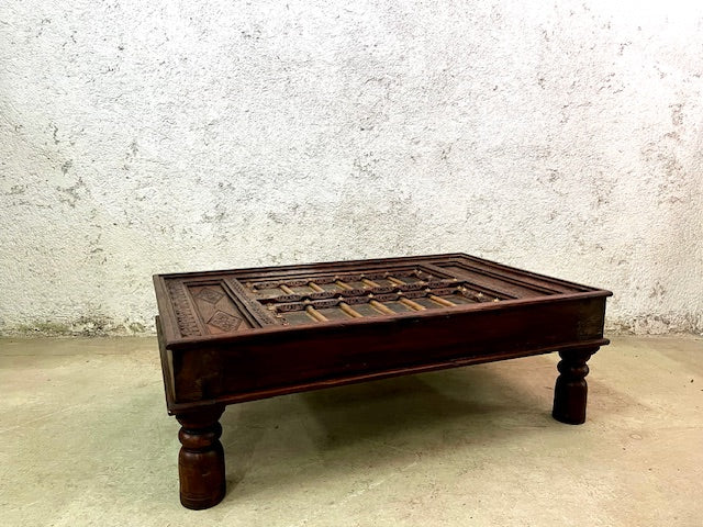 Tavolino etnico indiano con cristallo vecchia porta legno ferro ottone
