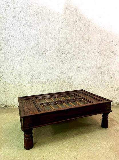 Tavolino etnico indiano con cristallo vecchia porta legno ferro ottone