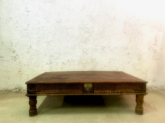 Tavolino indiano in Teak con fregio intarsiato e vetri dipinti