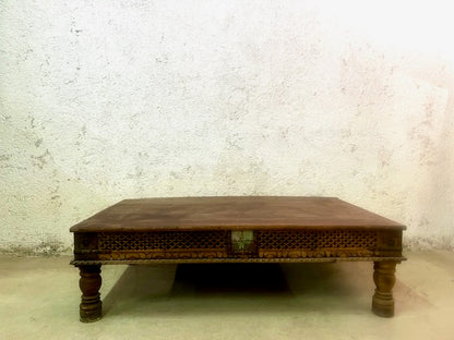 Tavolino indiano in Teak con fregio intarsiato e vetri dipinti