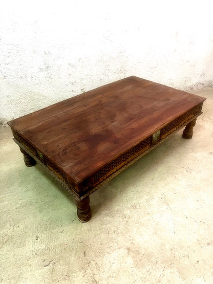 Tavolino indiano in Teak con fregio intarsiato e vetri dipinti