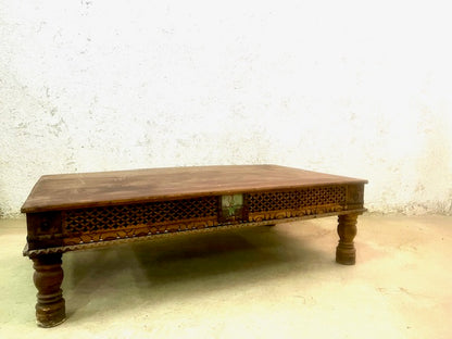 Tavolino indiano in Teak con fregio intarsiato e vetri dipinti