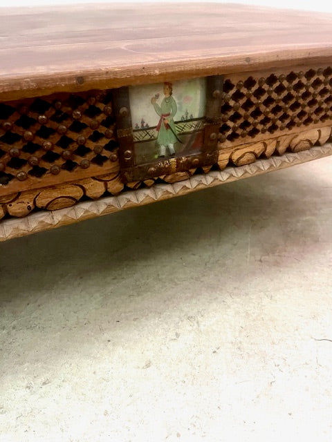 Tavolino indiano in Teak con fregio intarsiato e vetri dipinti