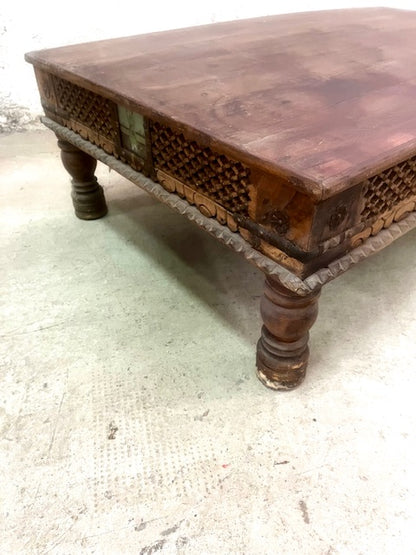 Tavolino indiano in Teak con fregio intarsiato e vetri dipinti