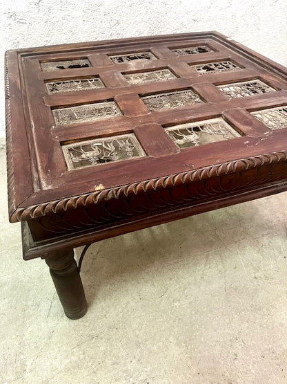 Tavolino indiano con cristallo in legno massiccio con formelle in ottone