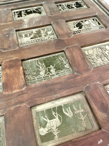 Tavolino indiano con cristallo in legno massiccio con formelle in ottone