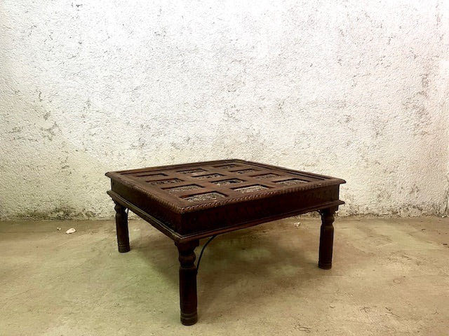 Tavolino indiano con cristallo in legno massiccio con formelle in ottone