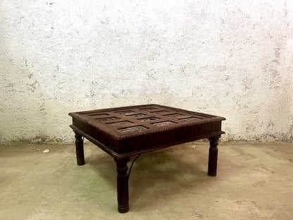 Tavolino indiano con cristallo in legno massiccio con formelle in ottone
