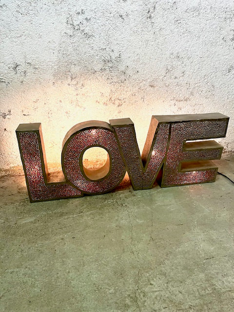 Insegna LOVE Retro-Illuminata in Metallo di Recupero – Vintage Etnico Artigianale