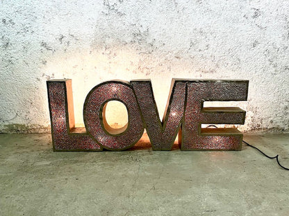 Insegna LOVE Retro-Illuminata in Metallo di Recupero – Vintage Etnico Artigianale