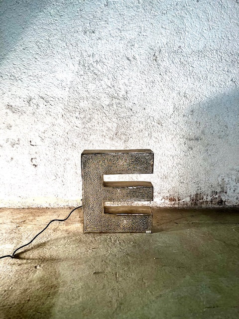 Lettera Illuminata in Metallo di Recupero – Stile Insegna Industrial